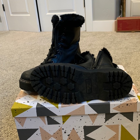 Im selling black, size 7, combat style boots - Picture 3 of 4